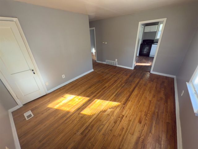 18761 Kingsville Street, Harper Woods, MI 48225