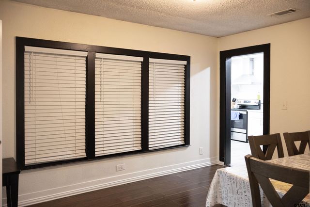 514 N College St, Lindale, TX 75771