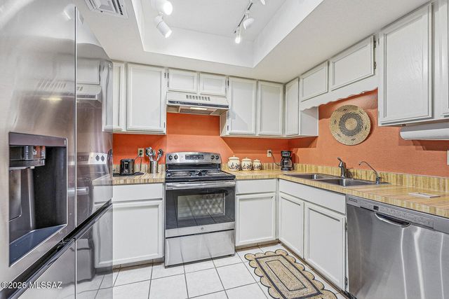569 W Ocotillo Place, Green Valley, AZ 85614