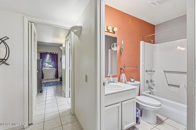 569 W Ocotillo Place, Green Valley, AZ 85614
