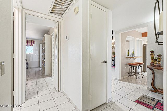 569 W Ocotillo Place, Green Valley, AZ 85614