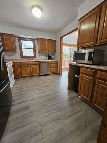 61 Randall Wood Dr, Montague, MA 01351