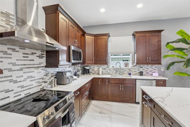 7210 N AMOS AVENUE, Tampa, FL 33614