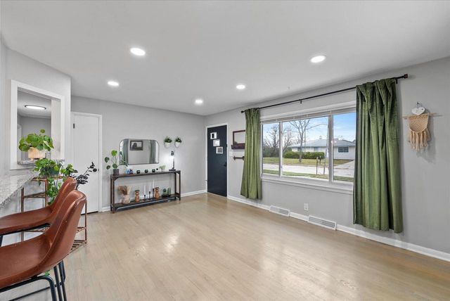 185 W Uncas AVENUE, Milwaukee, WI 53207