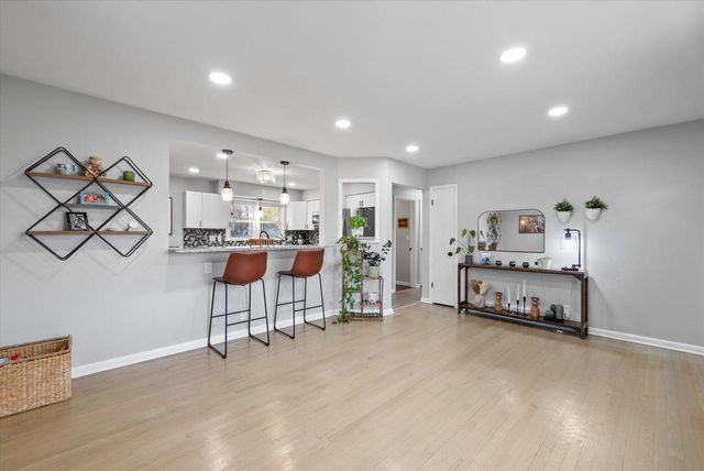 185 W Uncas AVENUE, Milwaukee, WI 53207