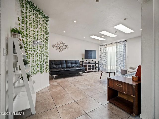 6832 N Autumn Place, Tucson, AZ 85741