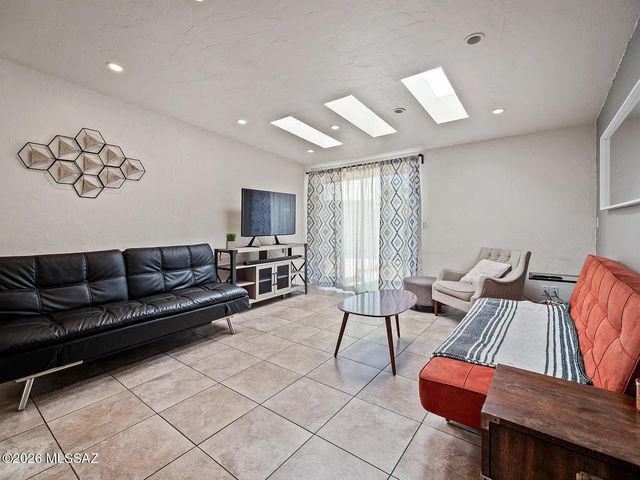 6832 N Autumn Place, Tucson, AZ 85741