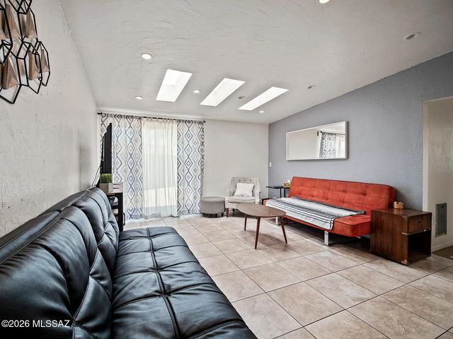 6832 N Autumn Place, Tucson, AZ 85741