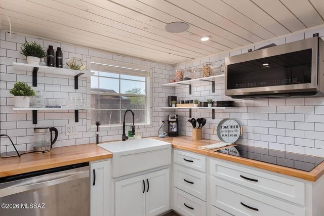 6832 N Autumn Place, Tucson, AZ 85741