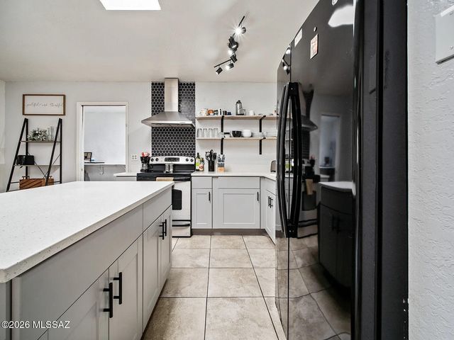 6832 N Autumn Place, Tucson, AZ 85741