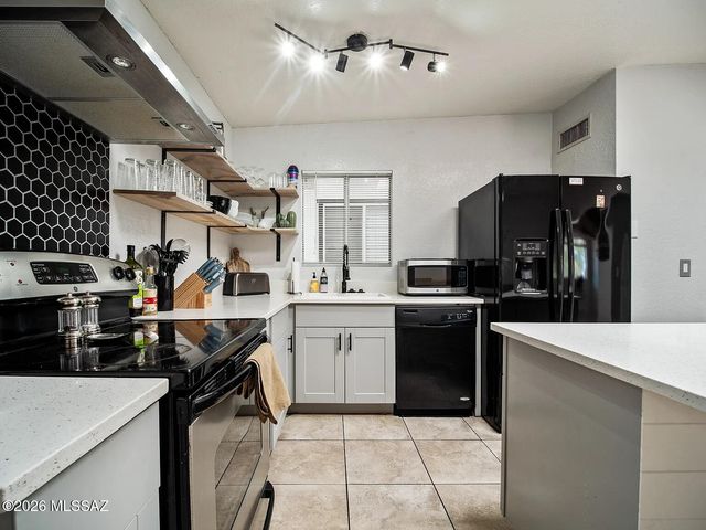 6832 N Autumn Place, Tucson, AZ 85741