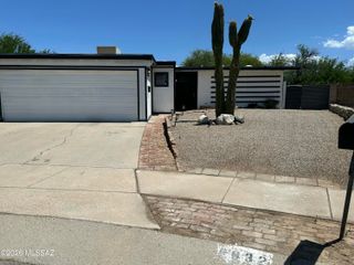 6832 N Autumn Place, Tucson, AZ 85741