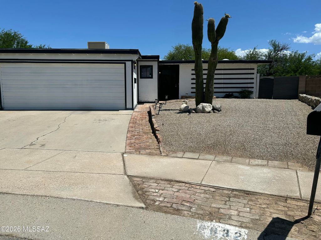 6832 N Autumn Place, Tucson, AZ 85741