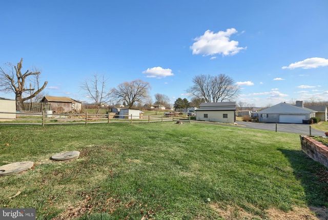 2402 CRALEY RD, Windsor, PA 17366