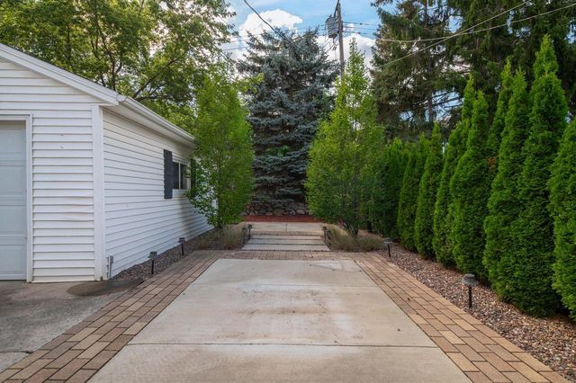 2533 N 113th STREET, Wauwatosa, WI 53226