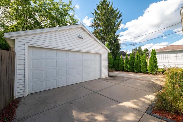 2533 N 113th STREET, Wauwatosa, WI 53226