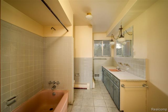 6886 E Nashway, West Bloomfield, MI 48322