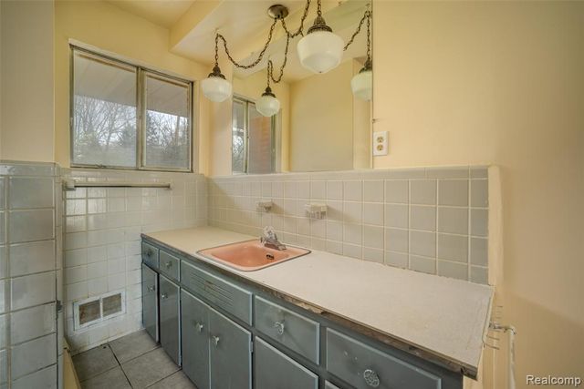 6886 E Nashway, West Bloomfield, MI 48322