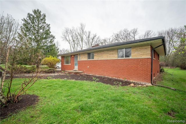 6886 E Nashway, West Bloomfield, MI 48322