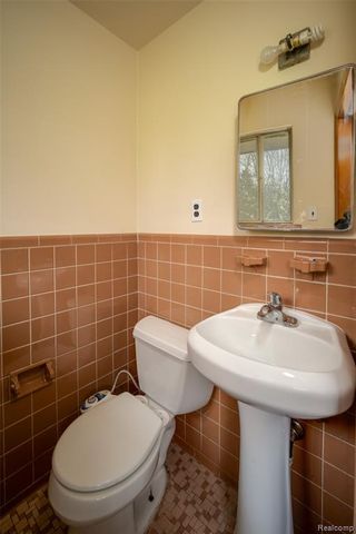 6886 E Nashway, West Bloomfield, MI 48322