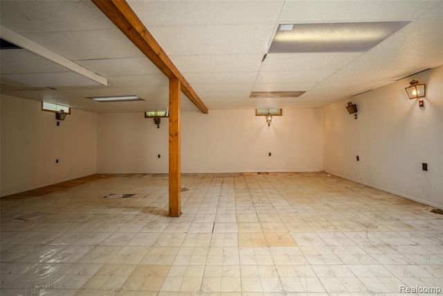 6886 E Nashway, West Bloomfield, MI 48322