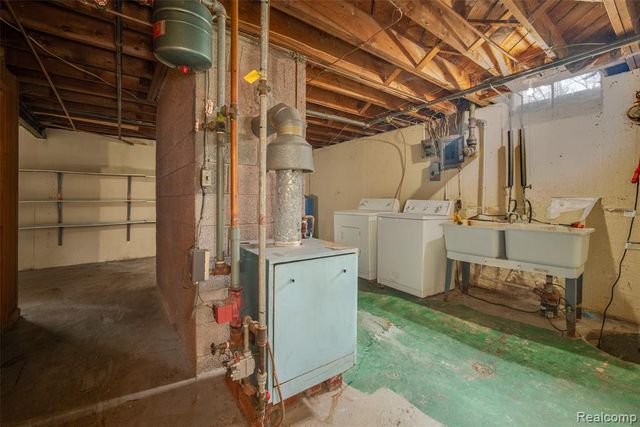 6886 E Nashway, West Bloomfield, MI 48322