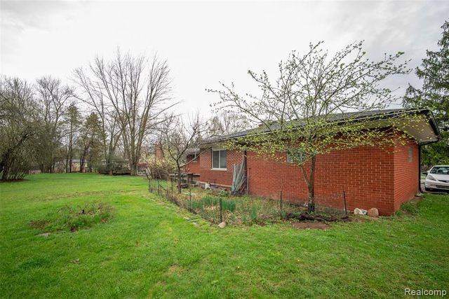 6886 E Nashway, West Bloomfield, MI 48322