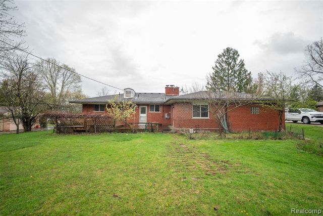 6886 E Nashway, West Bloomfield, MI 48322