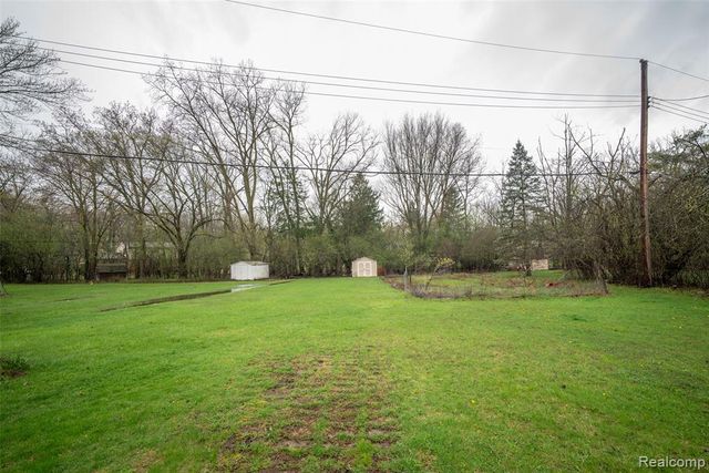 6886 E Nashway, West Bloomfield, MI 48322