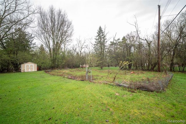 6886 E Nashway, West Bloomfield, MI 48322