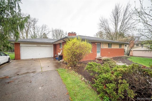 6886 E Nashway, West Bloomfield, MI 48322