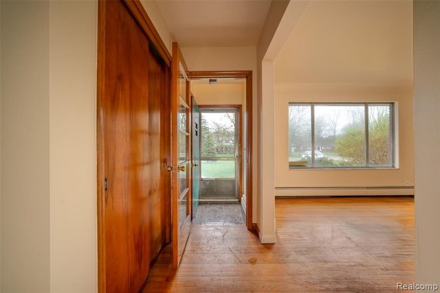 6886 E Nashway, West Bloomfield, MI 48322