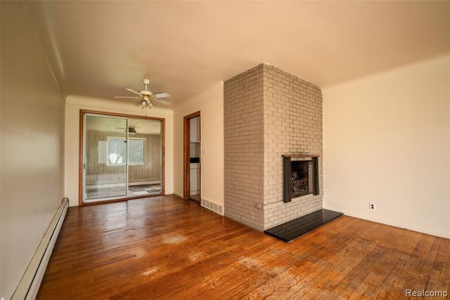 6886 E Nashway, West Bloomfield, MI 48322