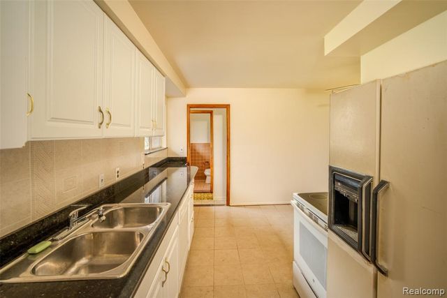 6886 E Nashway, West Bloomfield, MI 48322