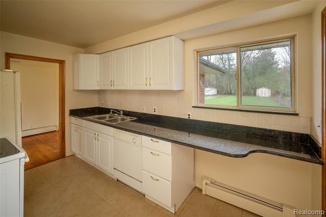 6886 E Nashway, West Bloomfield, MI 48322