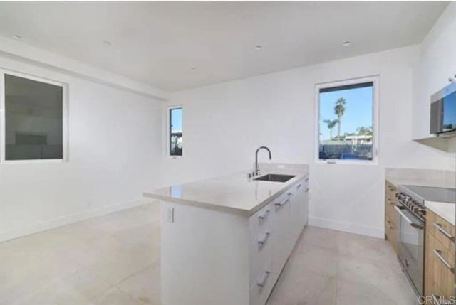 3903 Haines, San Diego, CA 92109