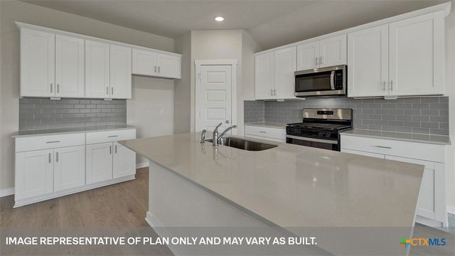 390 BARRON ESTATE Drive, Lockhart, TX 78644
