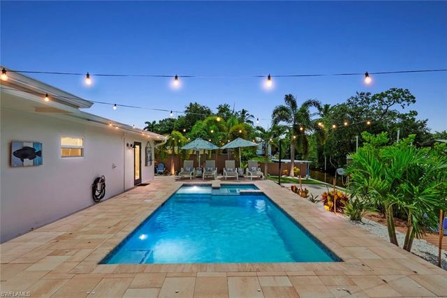 2736 Riverview DR, Naples, FL 34112