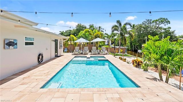 2736 Riverview DR, Naples, FL 34112