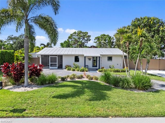 2736 Riverview DR, Naples, FL 34112