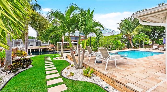 2736 Riverview DR, Naples, FL 34112