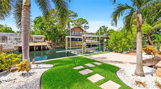 2736 Riverview DR, Naples, FL 34112