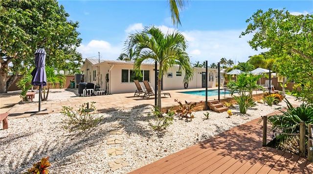 2736 Riverview DR, Naples, FL 34112