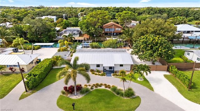 2736 Riverview DR, Naples, FL 34112