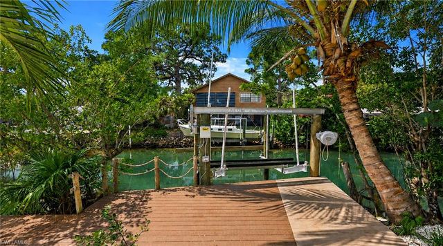 2736 Riverview DR, Naples, FL 34112