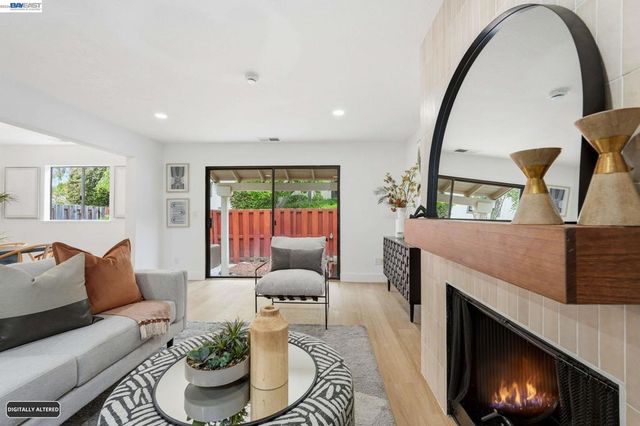 2 Knoll Ct, Hercules, CA 94547