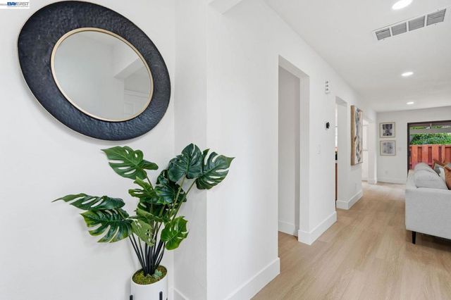 2 Knoll Ct, Hercules, CA 94547