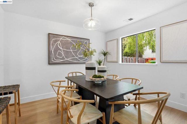 2 Knoll Ct, Hercules, CA 94547