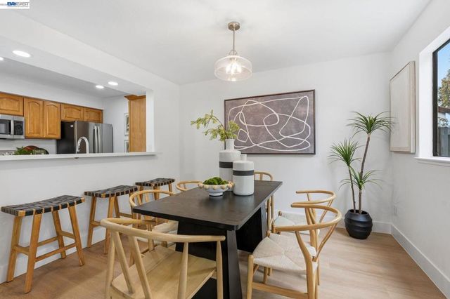 2 Knoll Ct, Hercules, CA 94547