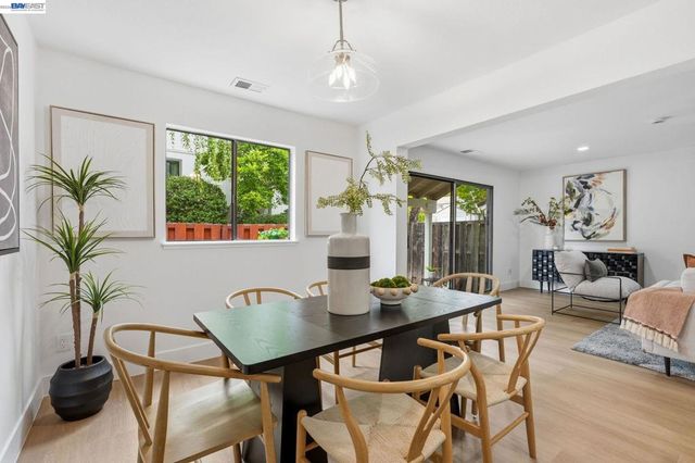 2 Knoll Ct, Hercules, CA 94547